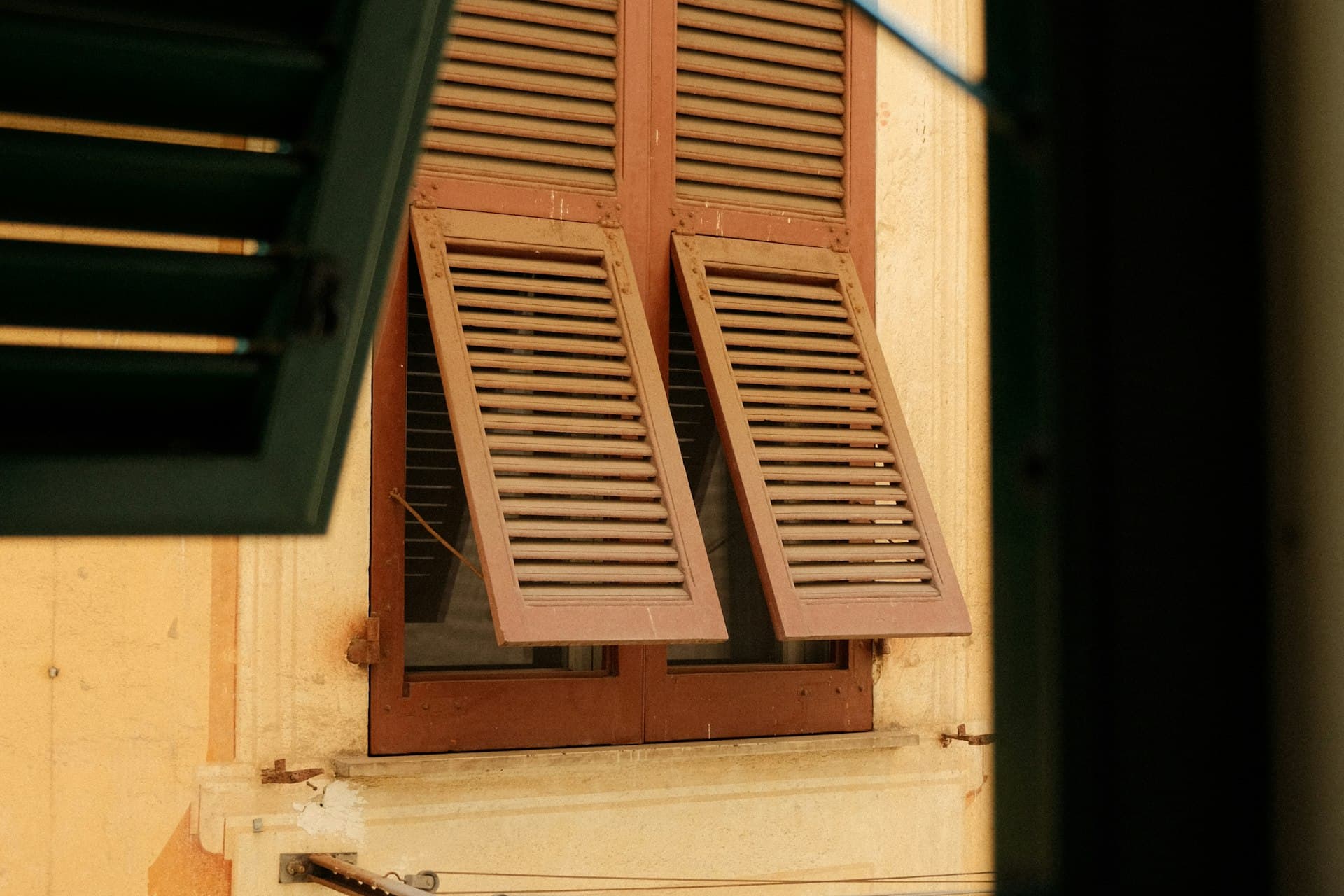 Living room window fitted with a sheer Roman blind